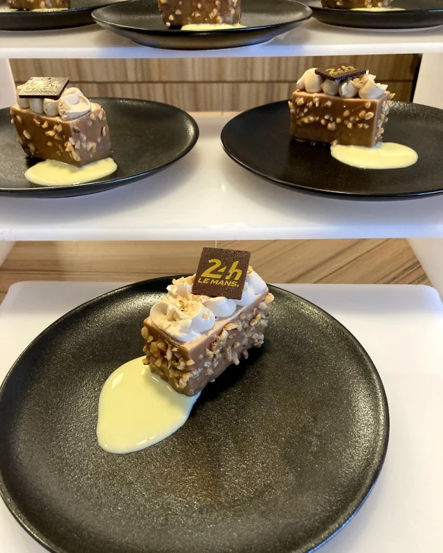 🏁 24 heures du Mans 2025 🏁
Une semaine intense et éclatante grâce à nos équipes, toutes plus investies les unes que les autres et qui ont travaillé main dans la main pour offrir un moment unique à nos convives. Un immense merci à nos cuisiniers, pâtissiers, commis, maîtres d’hôtel, serveurs, barmans, officiers, plongeurs, chauffeurs, magasiniers, commerciaux, et au personnel des ressources humaines.

@les_traiteurs_de_france 
#renaudtraiteur #traiteursdefrance #traiteurevenementiel #24hdumans #LeMans24 #gastronomie
