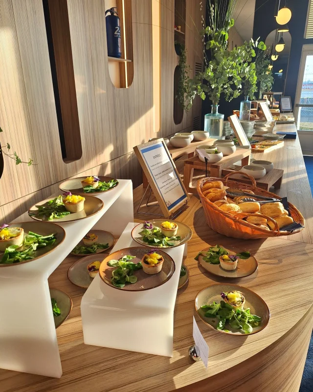 Un buffet élégant, pensé pour éveiller les papilles, et des saveurs délicates avec ces tartelettes de cabillaud fumé et légumes de saison. 

@les_traiteurs_de_france 
#TraiteursdeFrance #renaudtraiteur #traiteurevenementiel #BuffetGourmand