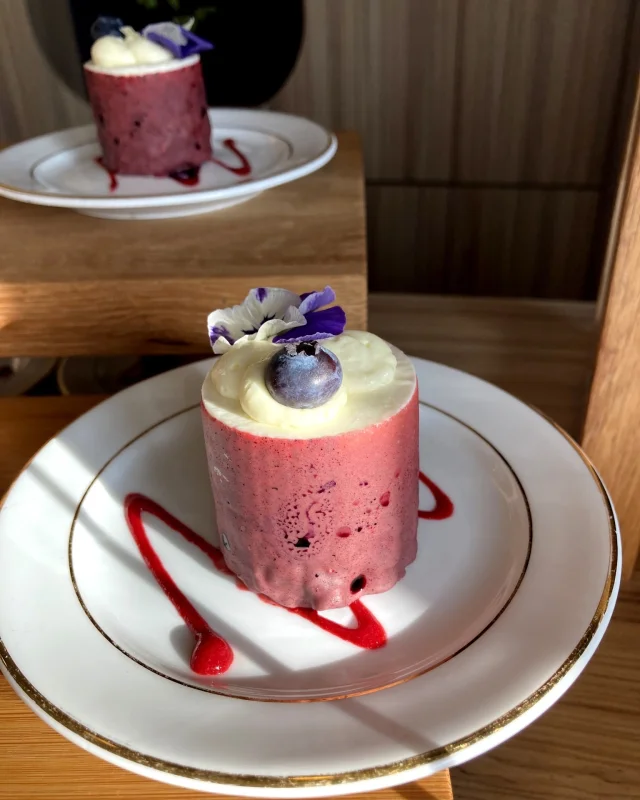 La Berriolette, un dessert aux notes fruitées, de montagne ensoleillée et de sous-bois parfumés, portées par la Myrtille, la Framboise et la Violette.

@les_traiteurs_de_france 
#TraiteursdeFrance #renaudtraiteur #berriolette #myrtilles #framboises #violette #traiteurevenementiel #frenchpastry