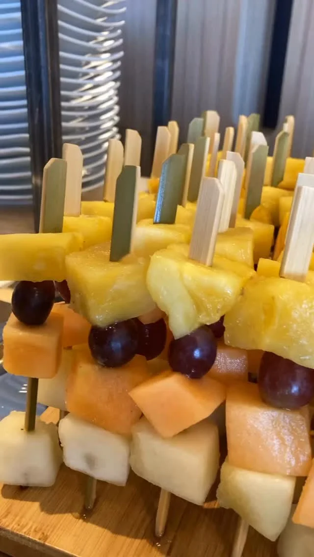 Des fruits frais, un chocolat tiède qui coule doucement… un mariage simple et irrésistible. 

@les_traiteurs_de_france 
#traiteursdefrance #renaudtraiteur #traiteurevenementiel #traiteurlemans 
#chocolatelover #chocolat

Et ça compte dans les 5 fruits et légumes par jour n’est-ce pas?