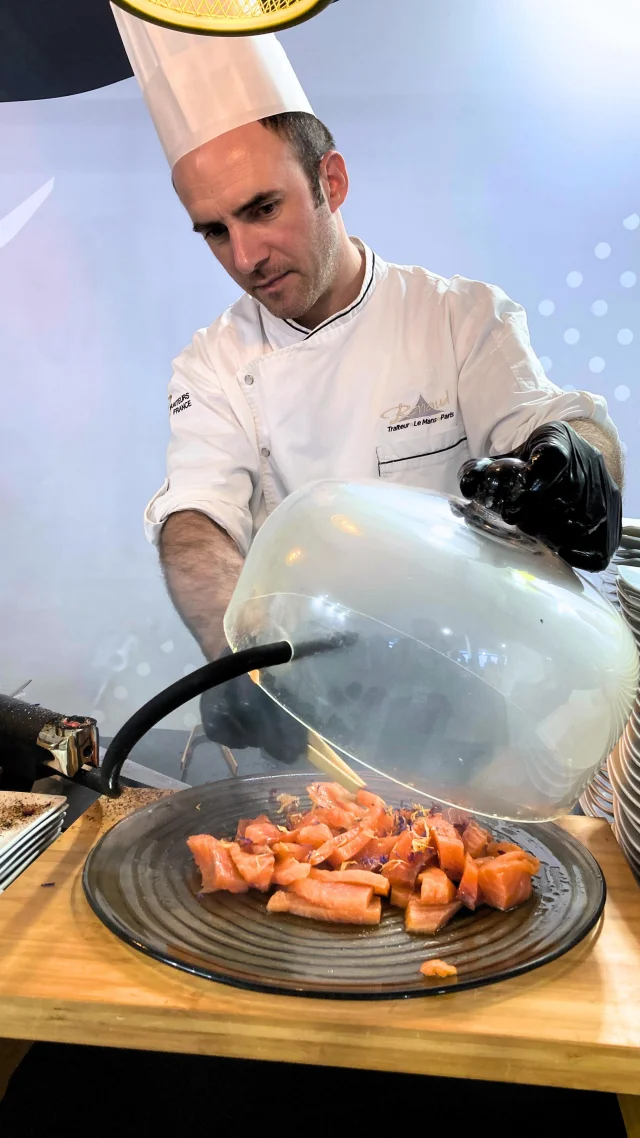 Atelier fumage de saumon sous cloche
Un moment suspendu, pendant lequel la magie opère sous verre. 
Le saumon s’imprègne délicatement d’arômes boisés pour une dégustation tout en finesse. 

@les_traiteurs_de_france 
#renaudtraiteur #saumonfumé #fumagesouscloche #traiteursdefrance #traiteurevenementiel