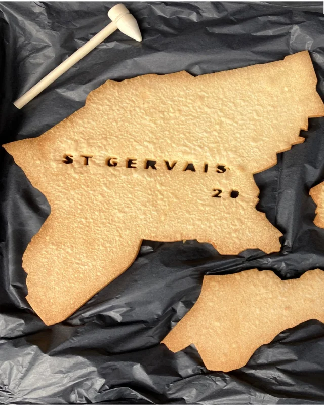 Maison RENAUD, au cœur du territoire local

Nos équipes étaient heureuses de présenter une boutique éphémère au comice de Laigné-Saint-Gervais, notre belle commune du belinois. Un moment de partage avec les acteurs locaux, et une superbe réalisation de la part de nos Pâtissiers avec un Sablé géant aux contours des deux communes maintenant réunies : Laigné-en-Belin et Saint-Gervais-en-Belin. Le samedi soir a été festif avec un dîner pour 700 personnes, servi par une équipes de bénévoles remarquable.
Bravo à tous les organisateurs et bénévoles de cet événement, pour leur créativité, leurs belles idées et une organisation exemplaire.

Reproduction de la Tour Eiffel par M·Services

@les_traiteurs_de_france  @comicelsg2025 
#ComiceLSG2025 #sabléspersonnalisés