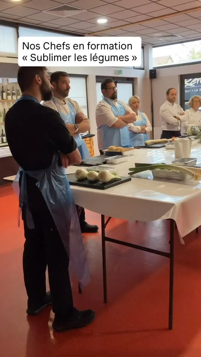 Les Chefs de la Maison RENAUD se forment en continu pour vous offrir le meilleur. Ici lors d’un atelier sur les légumes, @christophe_saintagne et @_laura_portelli transmettent leurs savoir-faire, partageant techniques et astuces pour révéler toute la saveur et la beauté des légumes.

@les_traiteurs_de_france 
#traiteurevenementiel #renaudtraiteur #legumes