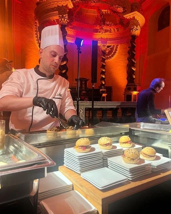 Cocktail en musique à la chapelle de l'Oratoire, dans le cadre du festival Faites Lire, organisé par la ville du Mans. Toujours bien accompagnés en cette occasion par le roi du plateau, Fabien Degoulet @fromage_et_ses_amis.

#Faiteslire #ofcourselemans #traiteurevenementiel #traiteurlemans #renaudtraiteur
@les_traiteurs_de_france