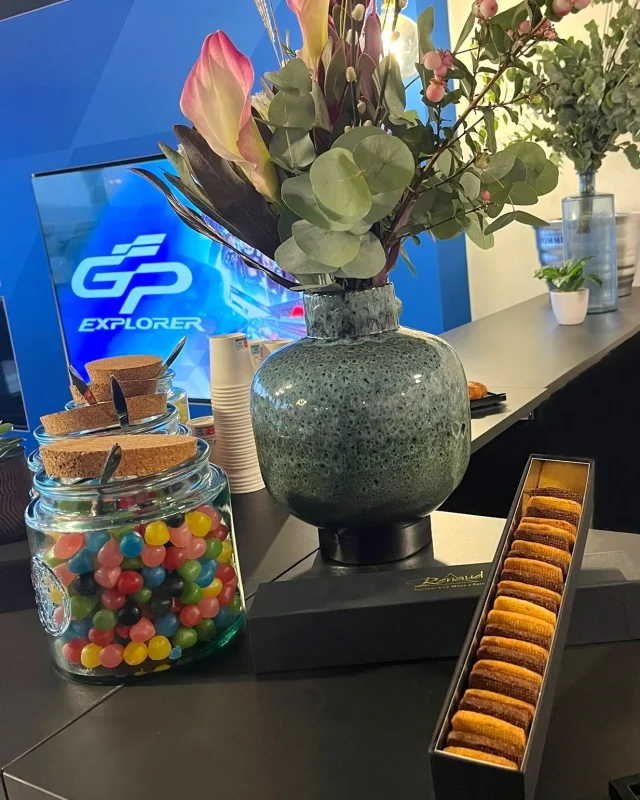 🏁 Retour sur le GP Explorer The Last Race, la 3ème et dernière édition de cette course de formule 4 endiablée, courue entre créateurs de contenu et créée par le Streamer Squeezie.

Notre mission : régaler équipes et public avec une restauration gourmande et délicieusement régressive : gaufres et pancakes moelleux, ice roll, bonbons et biscuits étaient de la partie.

Une édition pleine d’énergie, de passion et de gourmandise !

Les Traiteurs de France 
#GPExplorer #renaudtraiteur #traiteurevnementiel #CircuitBugatti #circuitdes24heures #TheLastRace